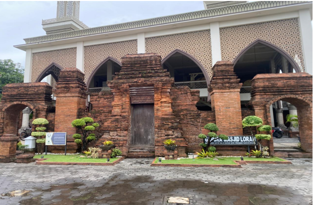 Masjid At-Taqwa : Masjid Wali Desa Loram